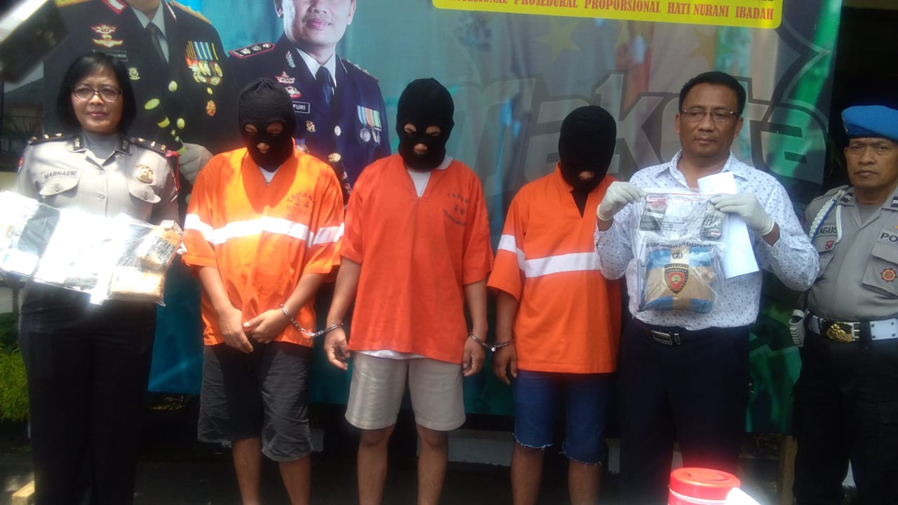 Petugas menunjukkan tersangka dan barang bukti