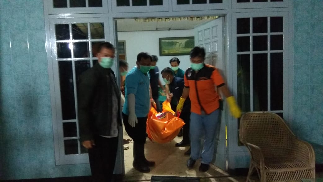 petugas mengusung jenazah pasutri yang merupakan korban pembunuhan.