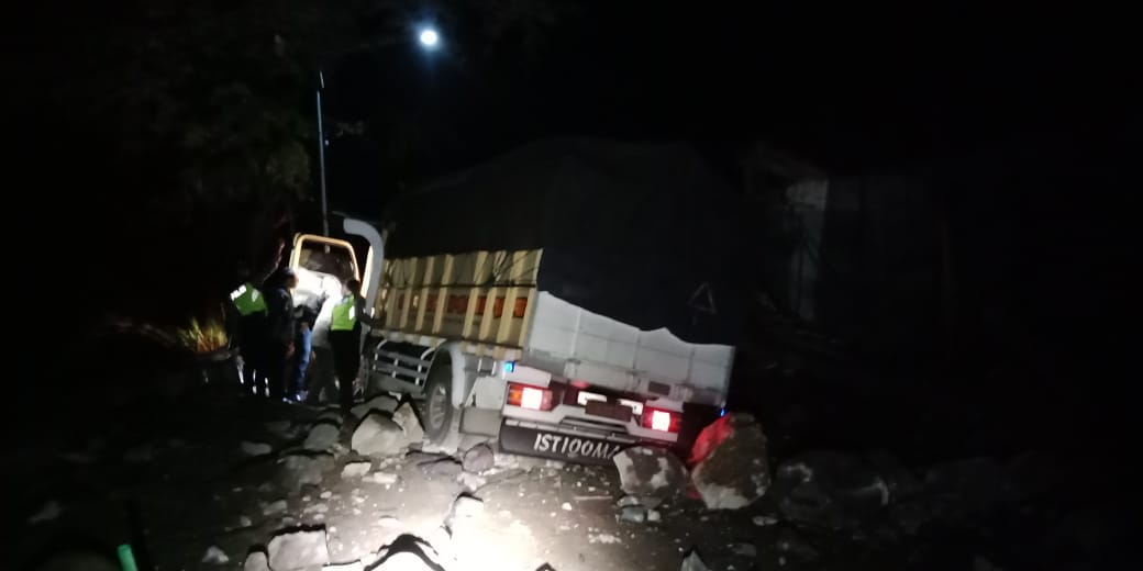 Truk yang sempat terjebak longsor dan menutup jalur utama