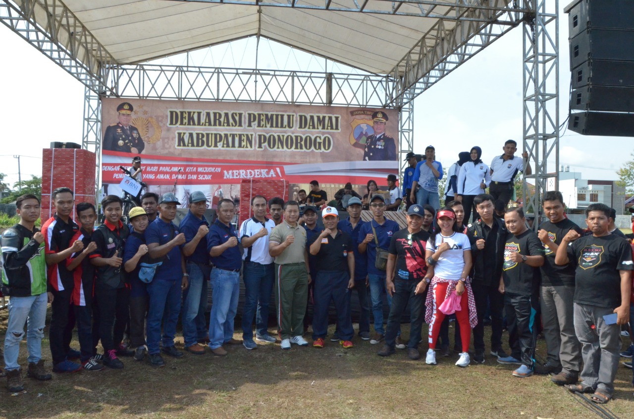 Masyarakat deklarasi pemilu damai di Ponorogo (Mita Kusuma/jatimnow.com)