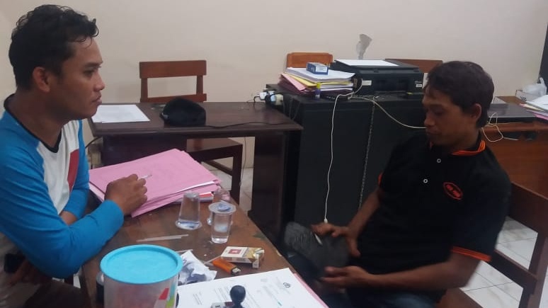 Tersangka saat diinterogasi penyidik