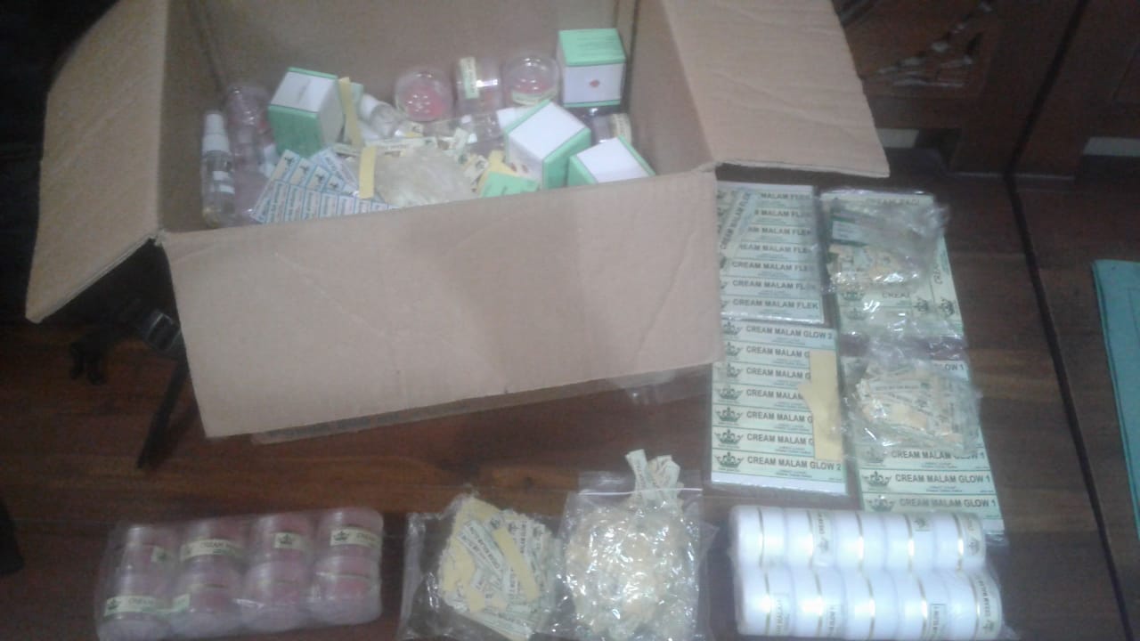 Barang bukti kosmetik yang disita petugas
