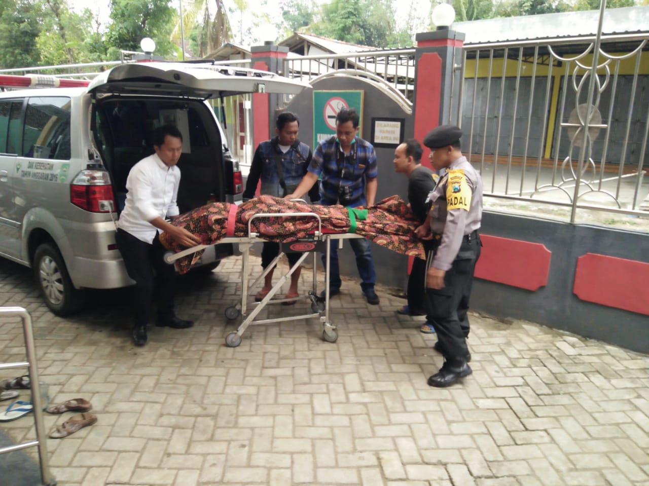 Korban saat dievakuasi ke puskesmas untuk dilakukan visum.

