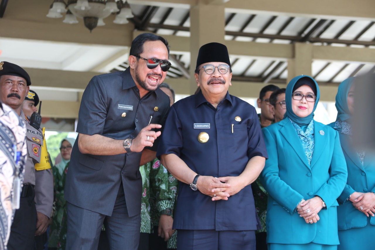  Bupati Ponorogo Ipong Muchlissoni dan Gubernur Jatim Soekarwo meresmikan pameran UMKM di Alun-Alun Ponorogo (Mita Kusuma/jatimnow.com)