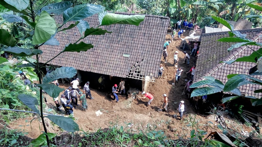 Ilustrasi: Rumah warga yang terdampak longsor di Kecamatan Gandusari 2017 lalu.