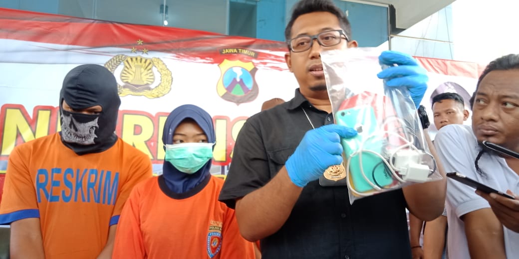 Petugas menunjukkan tersangka dan barang bukti.