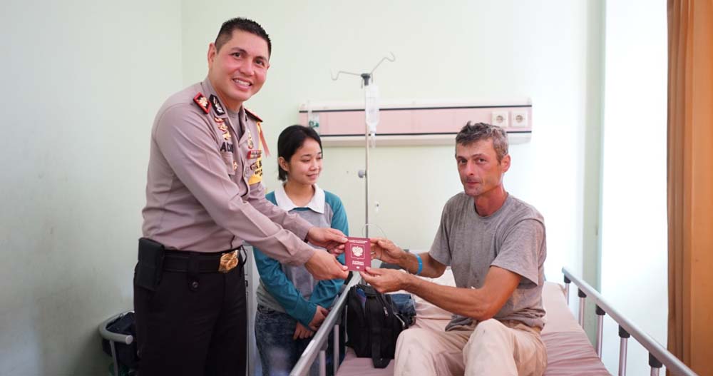 Kapolres Probolinggo Kota AKBP Alfian Nurrizal membesuk  Boris, turis Rusia yang sedang di rawat di RSUD dr Mohammad Saleh, Kamis (15/11/2018)
