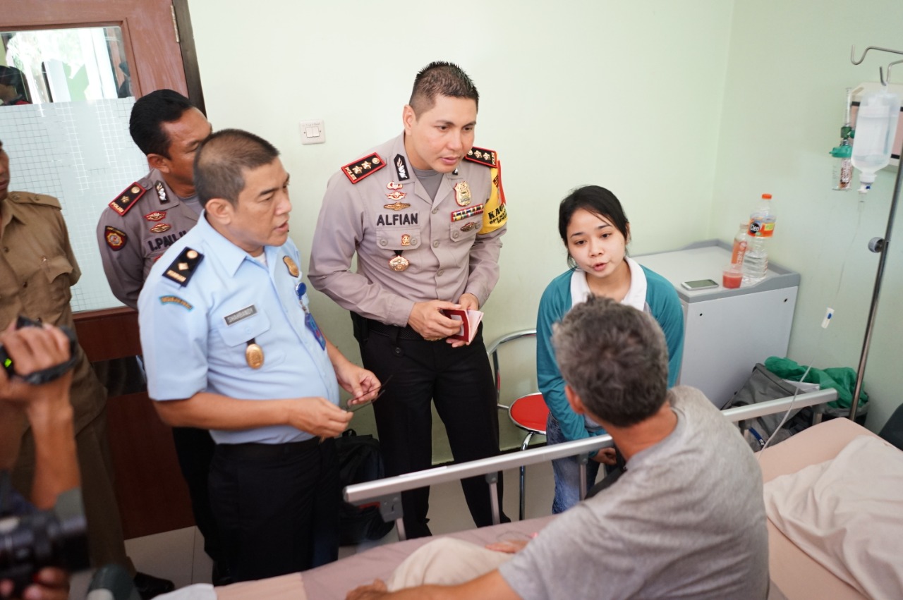 Petugas Imigrasi Korwil Malang tengah melakukan kunjungan ke Boris dan melihat dokumen yang dimilikinya.