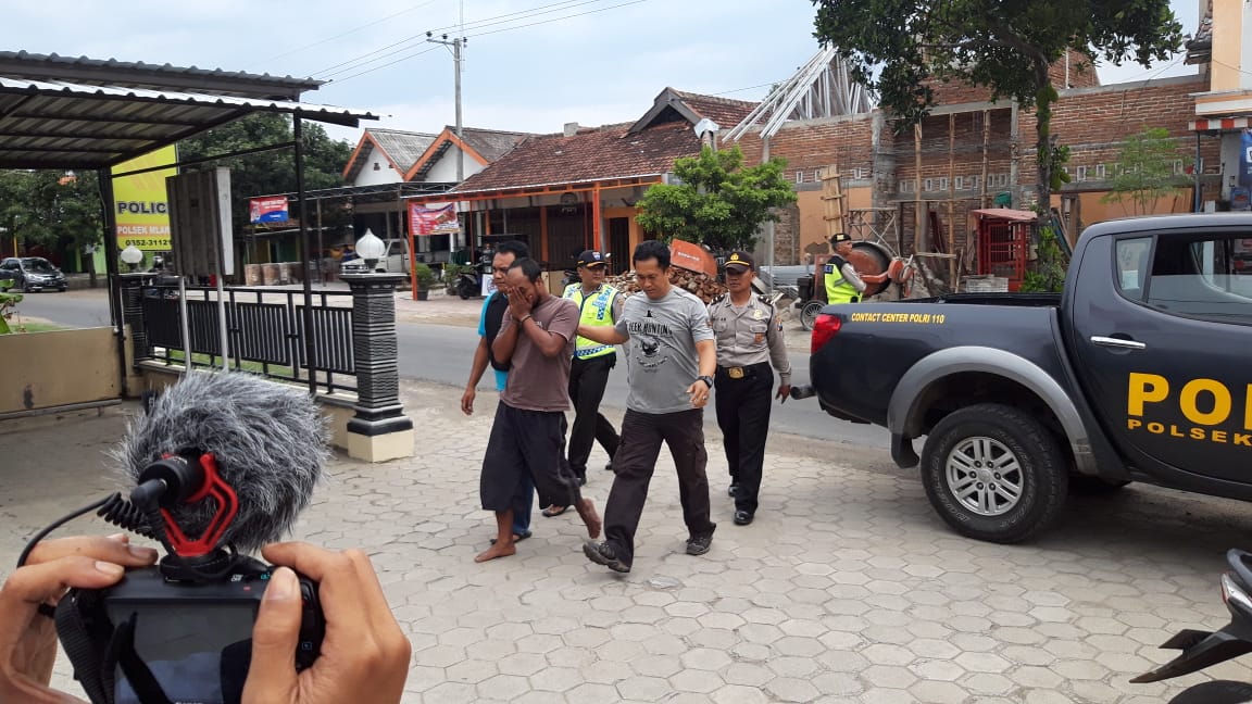 Petugas menangkap pelaku perusakan pompa air (Mita Kusuma/jatimnow.com)