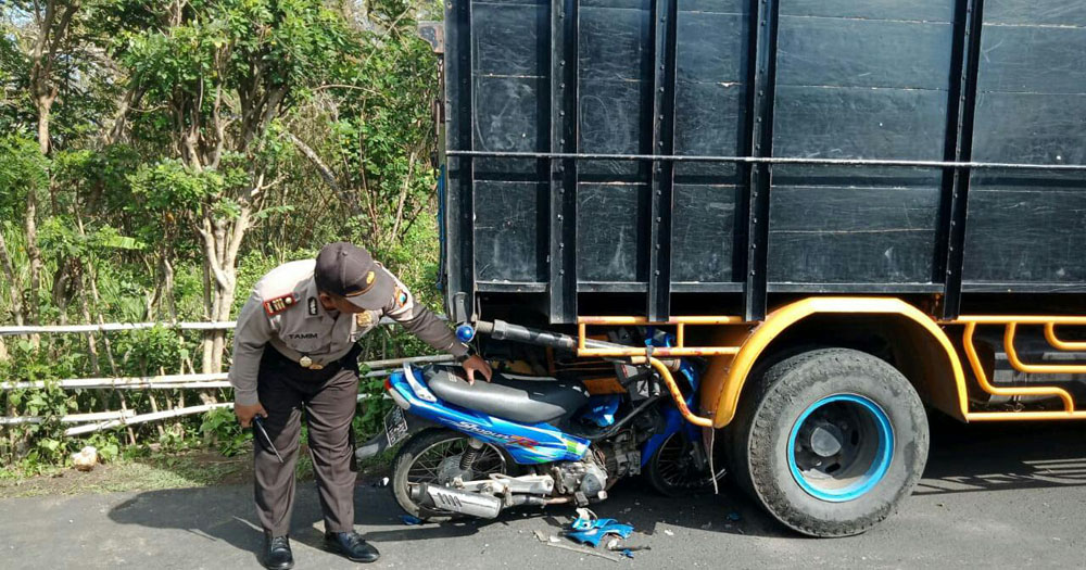 Petugas mengidentifikasi motor dan turk yang terlibat kecelakaan.