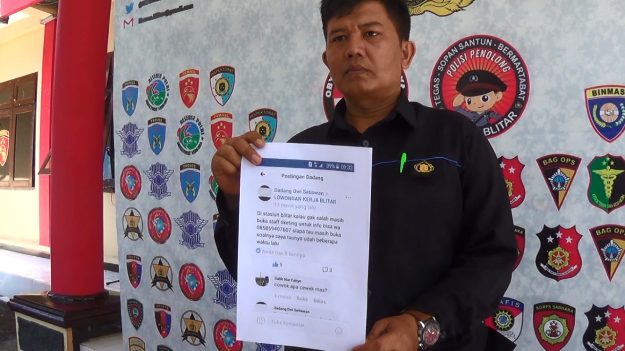 Kasubag Humas Polres Blitar Iptu Muhammad Burhanudin memegang salinan postingan penipuan perkedok rekruitmen PT. KAI


