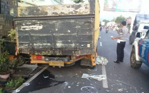 Seorang Polisi Tabrak Truk Parkir