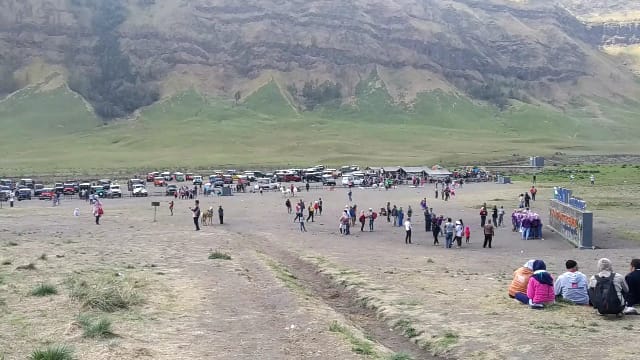 Bukit Teletubbies Menghijau, Wisatawan Diminta Jaga Kelestarian Alam