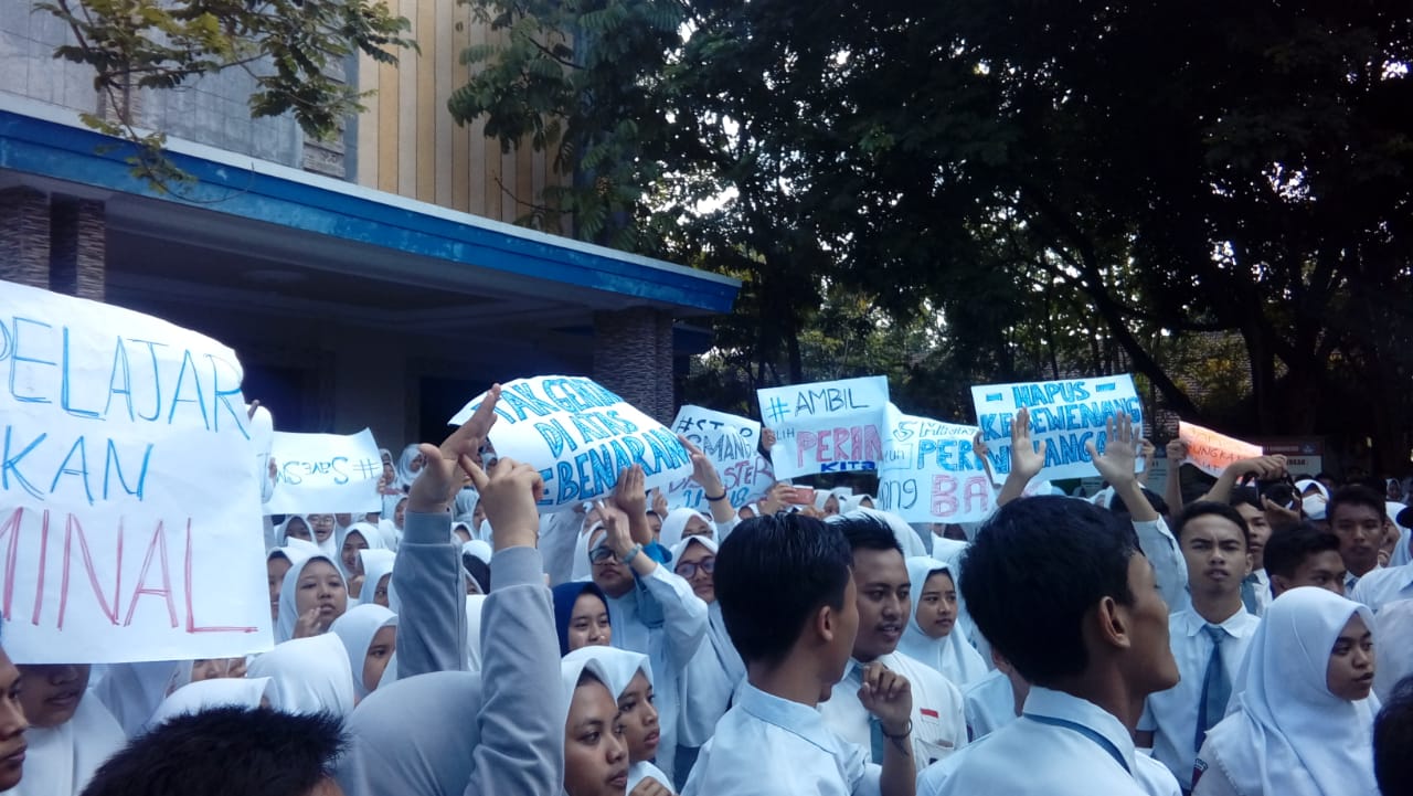 Aksi unjuk rasa siswa SMAN 1 Gondanglegi (Avirista Midaada / jatimnow.com) 