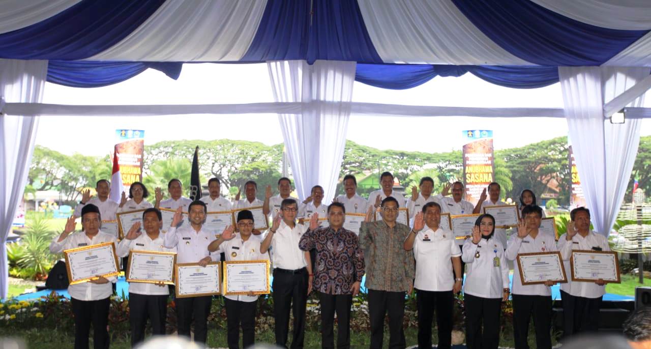 Menkumham Yasonna Laoly saat serahkan desa kelurahan sadar hukum (Avirista Midaada / jatimnow.com) 