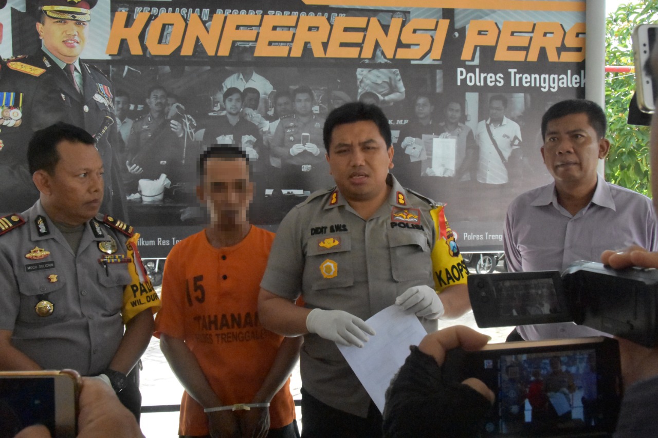 Petugas menunjukkan tersangka dan barang bukti