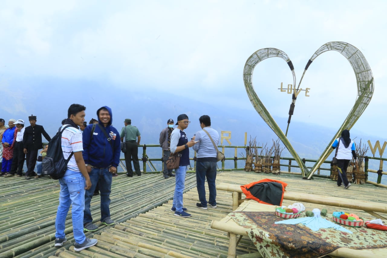 Wisatawan menikmati Bukit Seribu Selfi di Desa Sariwani, Kecamatan Sukapura, Kabupaten Probolinggo setelah diresmikan.