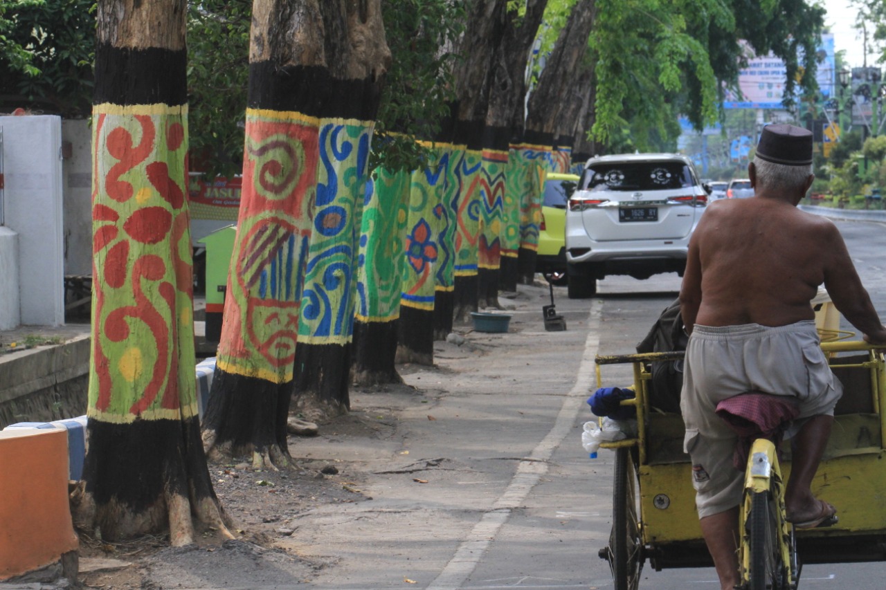 Salah satu jalan di Kota Probolinggo yang sudah selesai dilakukan pewarnaan dengan pola goresan batik
