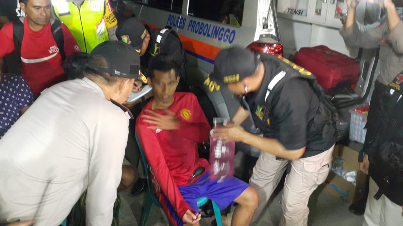 Foto: Evakuasi Korban Kapal Tenggelam di Selat Bali