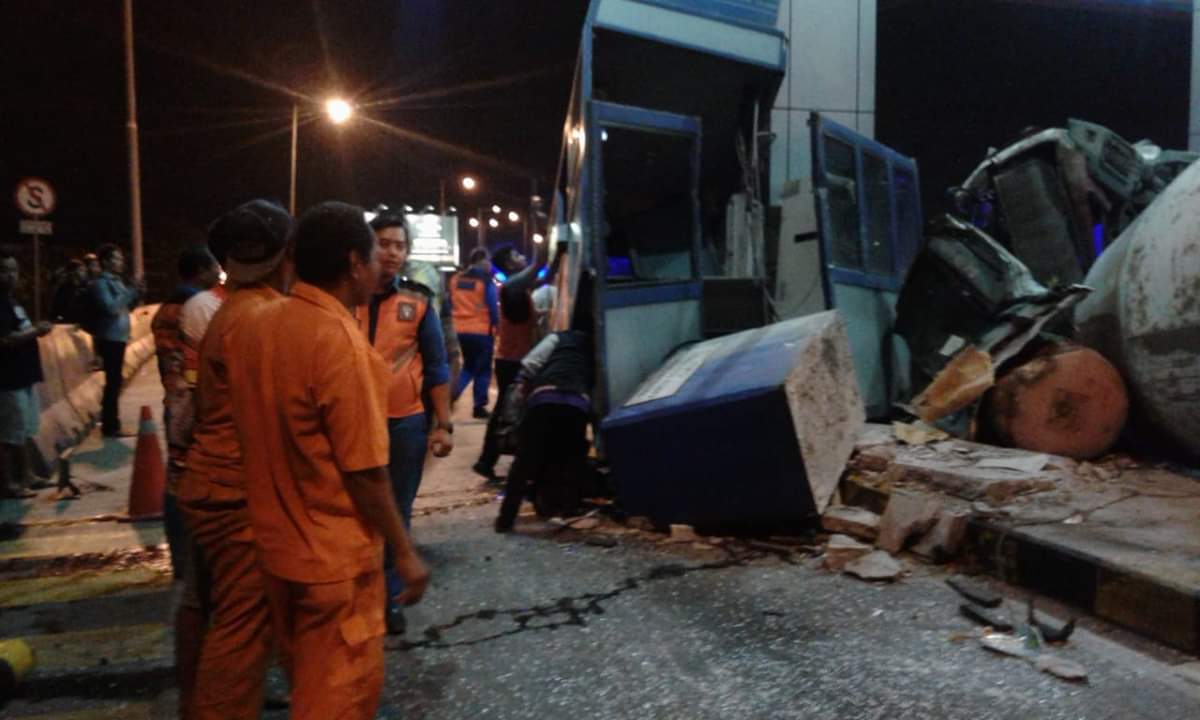 Truk Molen Milik PT Jaya Mix B 9393 SYM yang terguling di Gerbang Tol Tandes Barat akibat rem blong
