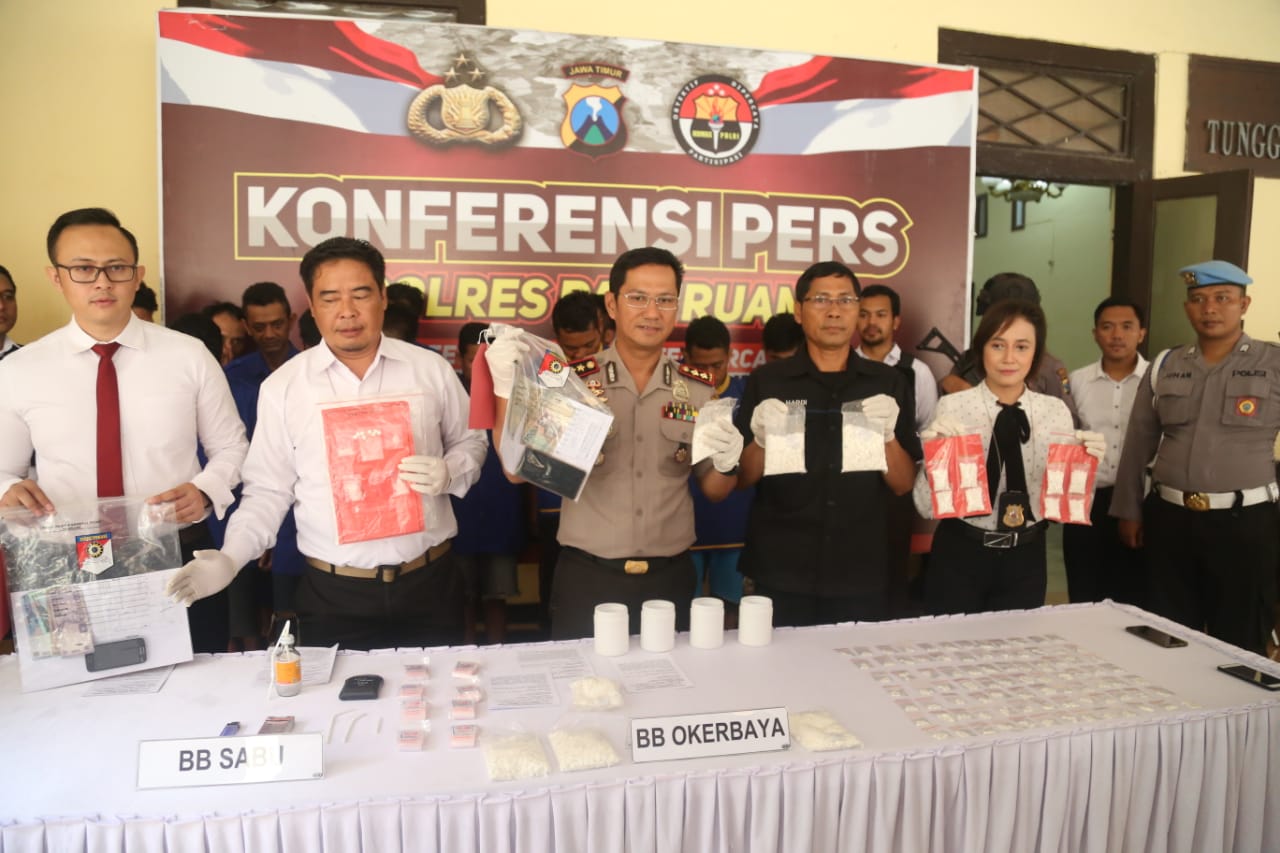 Petugas menunjukkan barang bukti