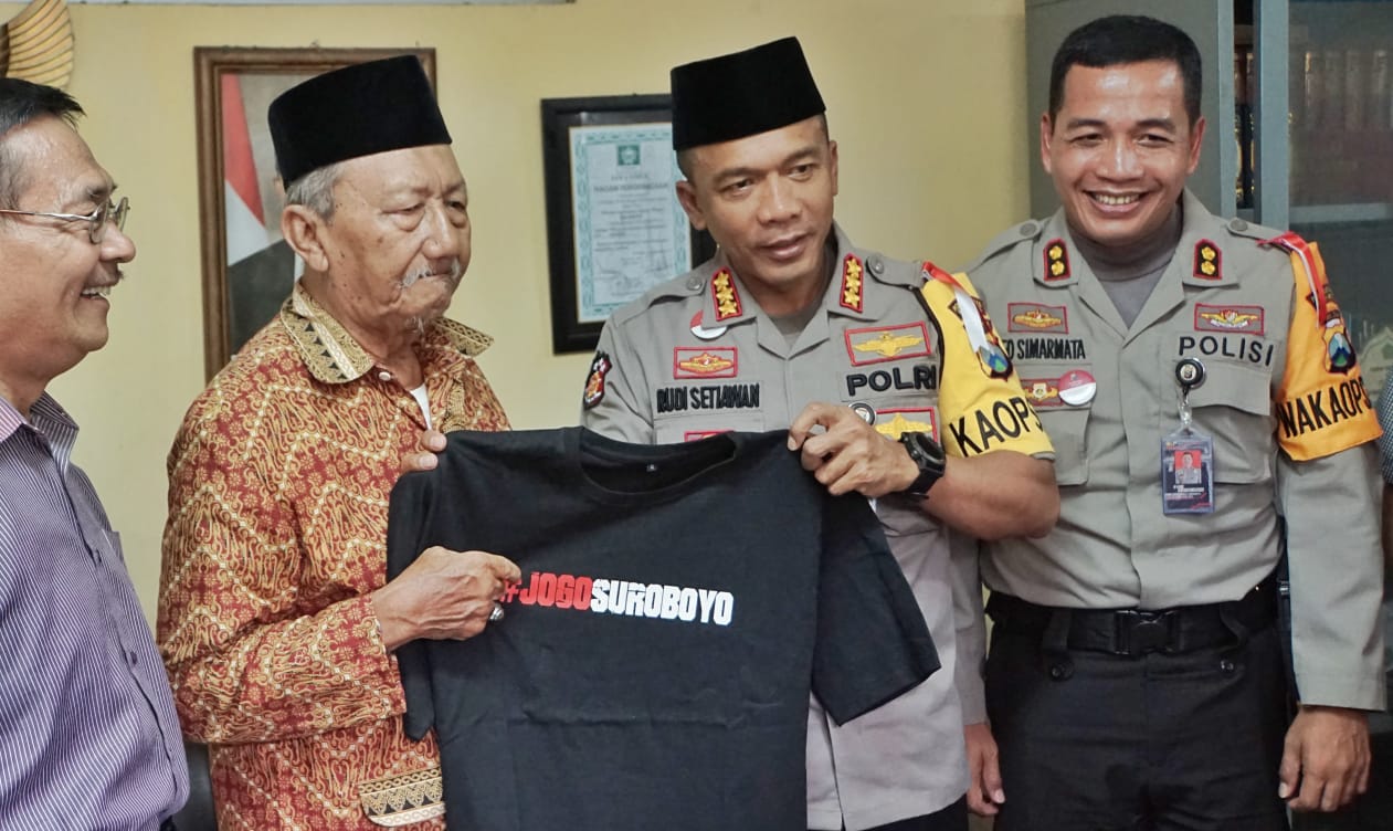 Kombes Pol Rudi Setiawan saat bersilaturahmi ke KH Muchid Murttado