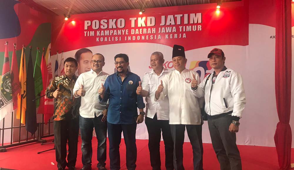 Ketua TKD Jatim Irjen Pol (Purn) Machfud Arifin berfoto bersama dengan relawan Sedulur Jokowi.