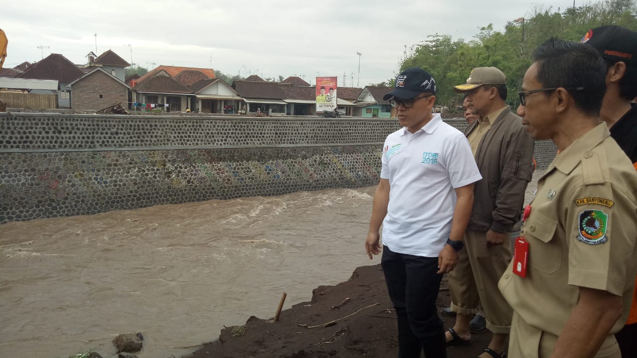 Bupati Anas saat meninjau aliran Sungai Badeng