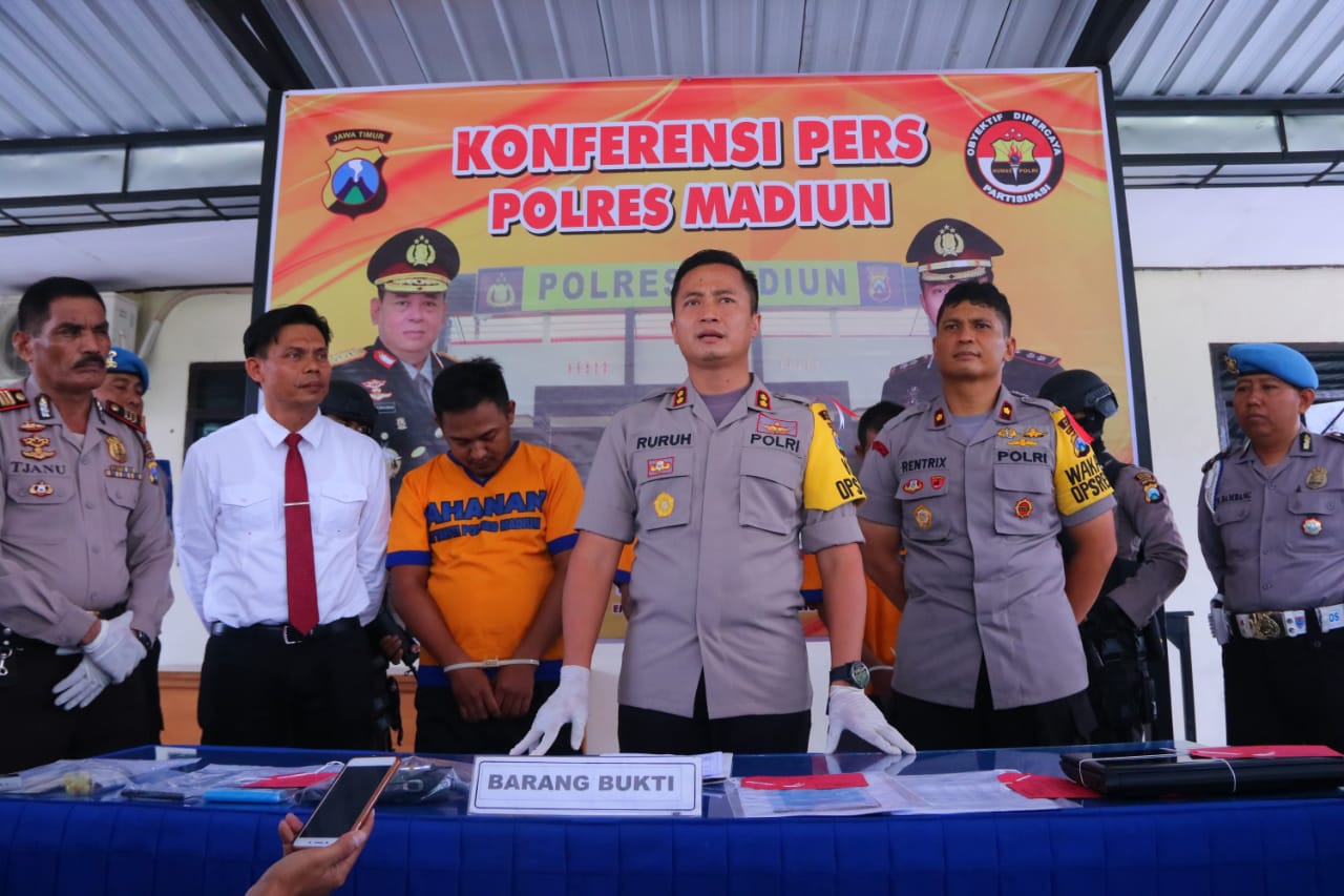 Petugas menunjukkan tersangka dan barang bukti