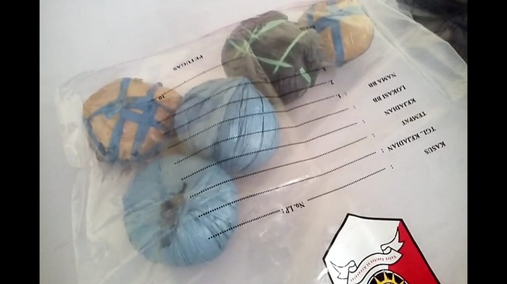 Total lima bom ikan jenis bondet diamankan dari rumah Mat tersangka pembunuh mantan istri