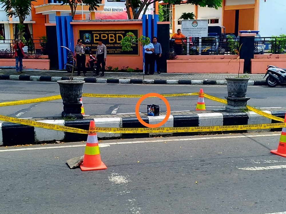 Sekitar jalan diberi batas garis polisi terkait tas mencurigakan yang diduga bom (Istimewa)