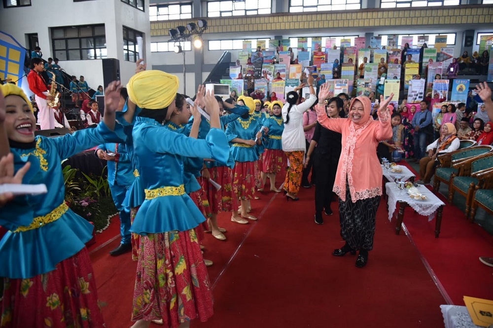 Wali Kota Surabaya Tri Rismaharini menyapa para siswa dalam Pameran Widya Wahana Pendidikan.