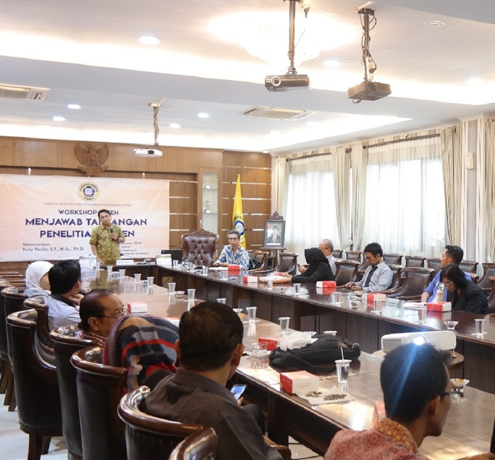 Felix Pasila saat berikan workshop Menjawab Tantangan Penelitian Dosen di Universitas Narotama.