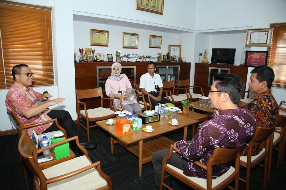 Bupati Banyuwangi Abdullah Azwar Anas menyambut baik kehadiran penerbangan di bumi Blambangan.