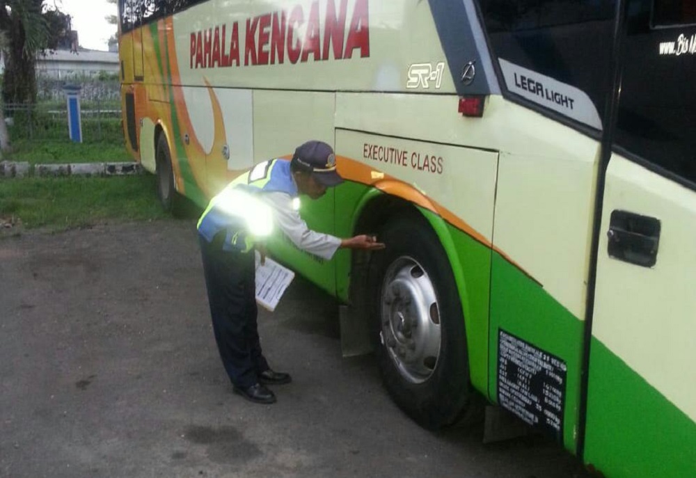 Petugas mengecek kesiapan angkutan libur natal dan tahun baru di terminal Patria Blitar.