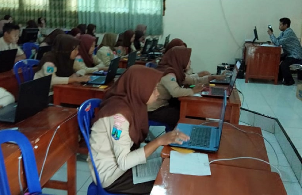 Para siswa SMAN 1 Pulung mengerjakan simulasi UNBK di sekolahnya.