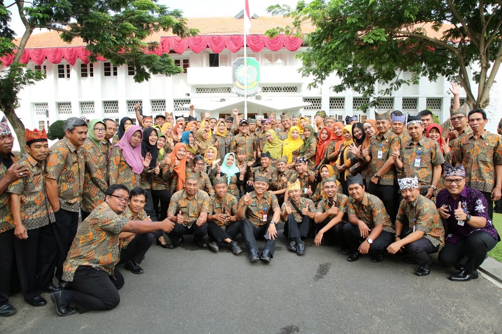 Pegawai Pemkab Banyuwangi diwajibkan mengenakan batik khas kabupaten Blambangan selama sebulan sambut Harjaba.