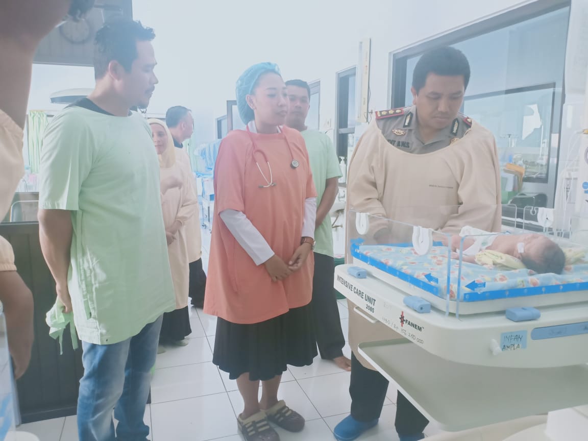 Kapolres Trenggalek, AKBP Didit Bambang Wibowo saat melihat kondisi bayi yang dibuang orangtuanay
