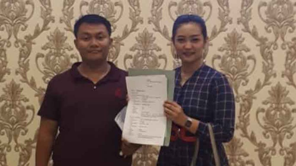 Moch Zaeni dan Fitri Andarista usai melaporkan ke Polres Banyuwangi