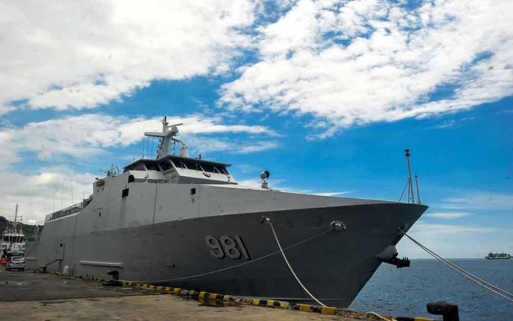 KRI Karang Pilang yang disiagakan