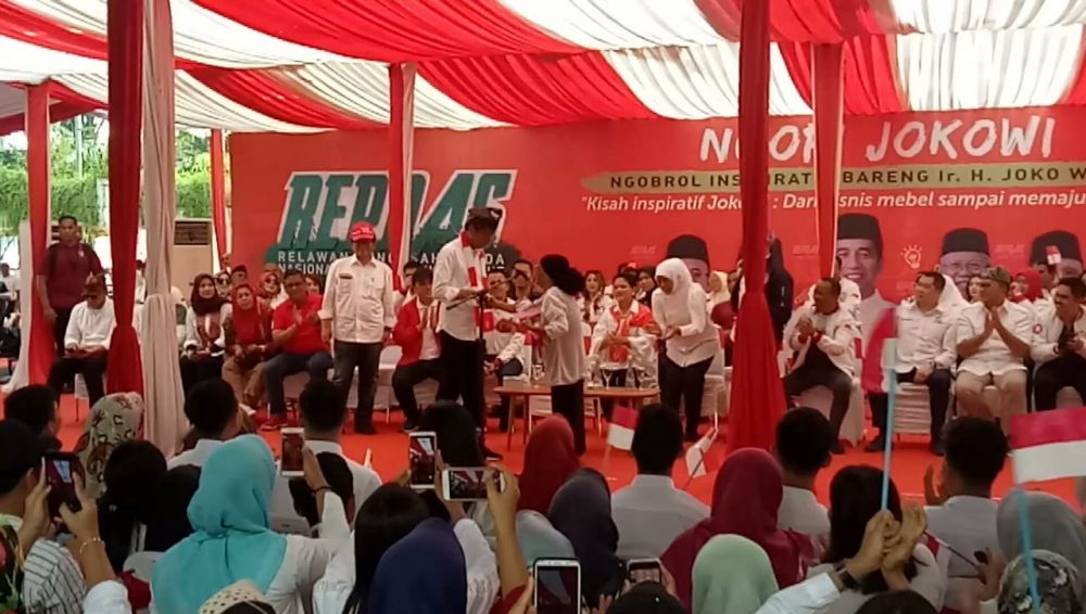 Jokowi saat menerima puisi buatan Ibu Suherman, nenek 80 tahun di Banyuwangi