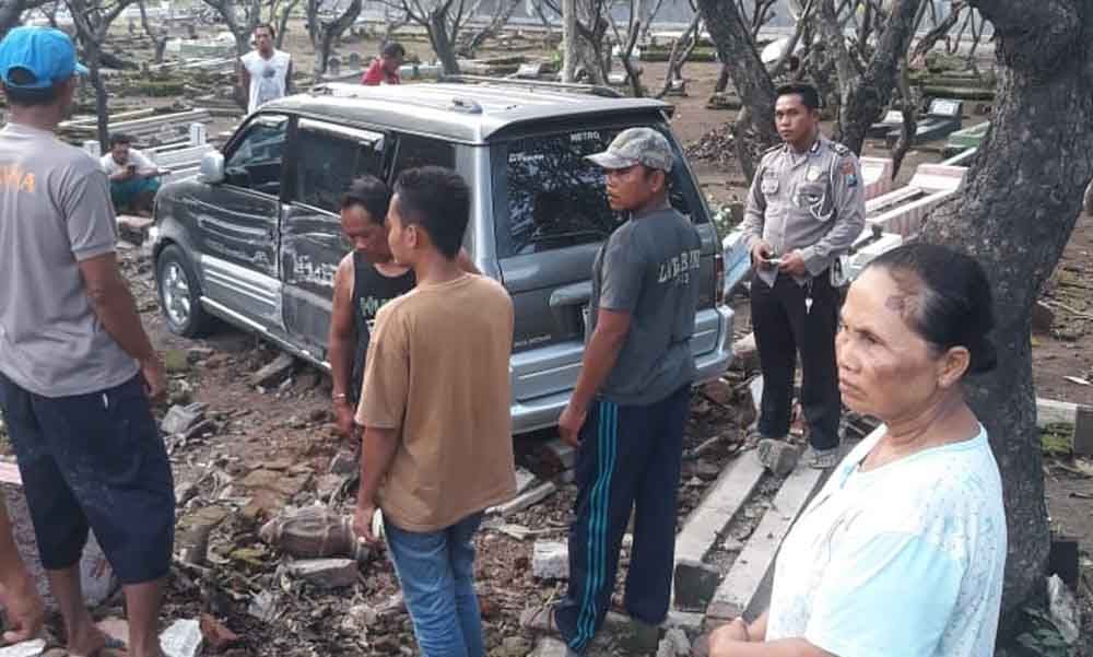 Mobil Mitsubishi Kuda di dalam Pemakaman Umum Desa Watukosek, Kabupaten Pasuruan