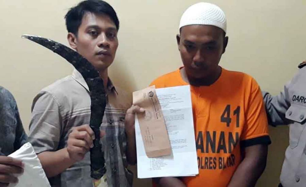 Budianto dengan barang bukti celurit diamankan polisi