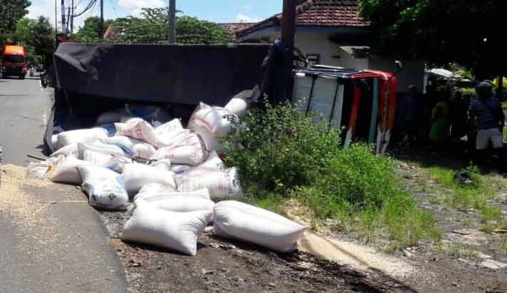 Truk bermuatan jagung terguling di Banyuwangi