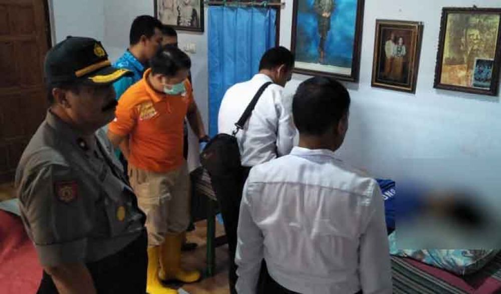 Polisi memeriksa jenasah Yusuf