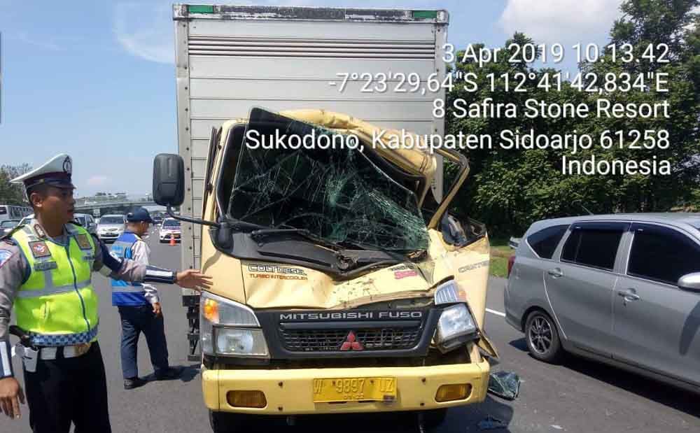 Truk bernopol W 9897 UZ alami ringsek bagian depan 