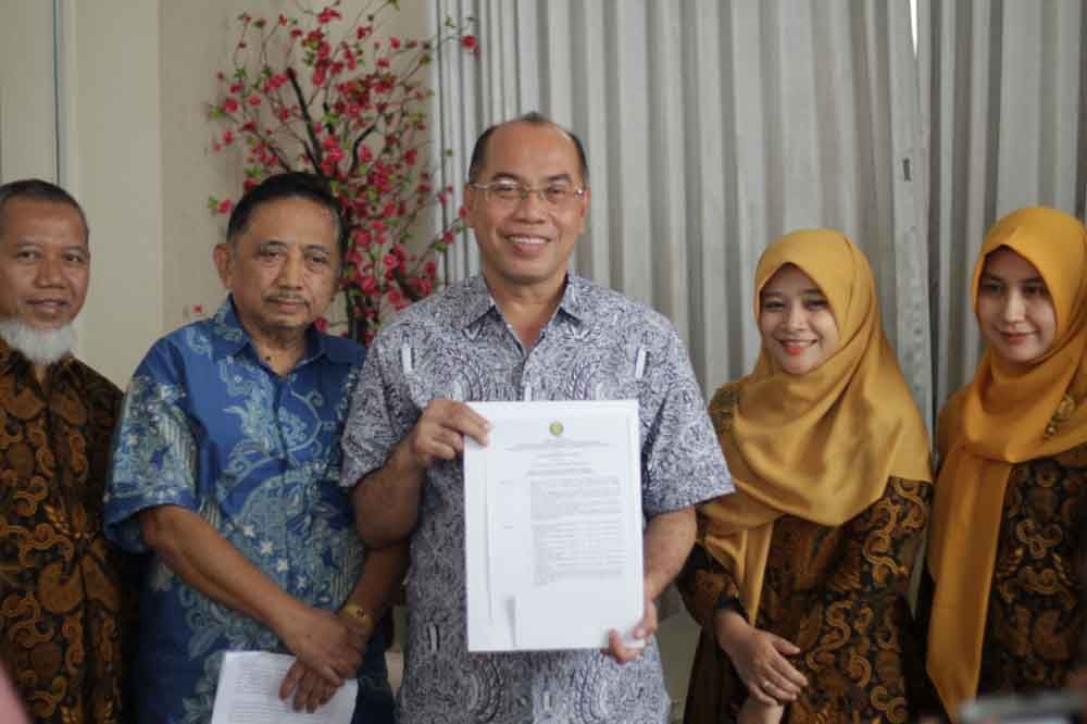 Rektor UM Surabaya, Dr.dr Sukadiono perlihatkan SK akreditasi B/ foto istimewa