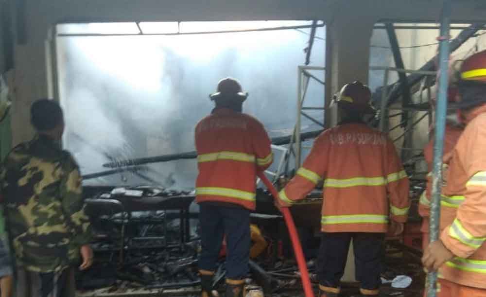 PMK memadamkan api yang membakar warung makan di Pasuruan