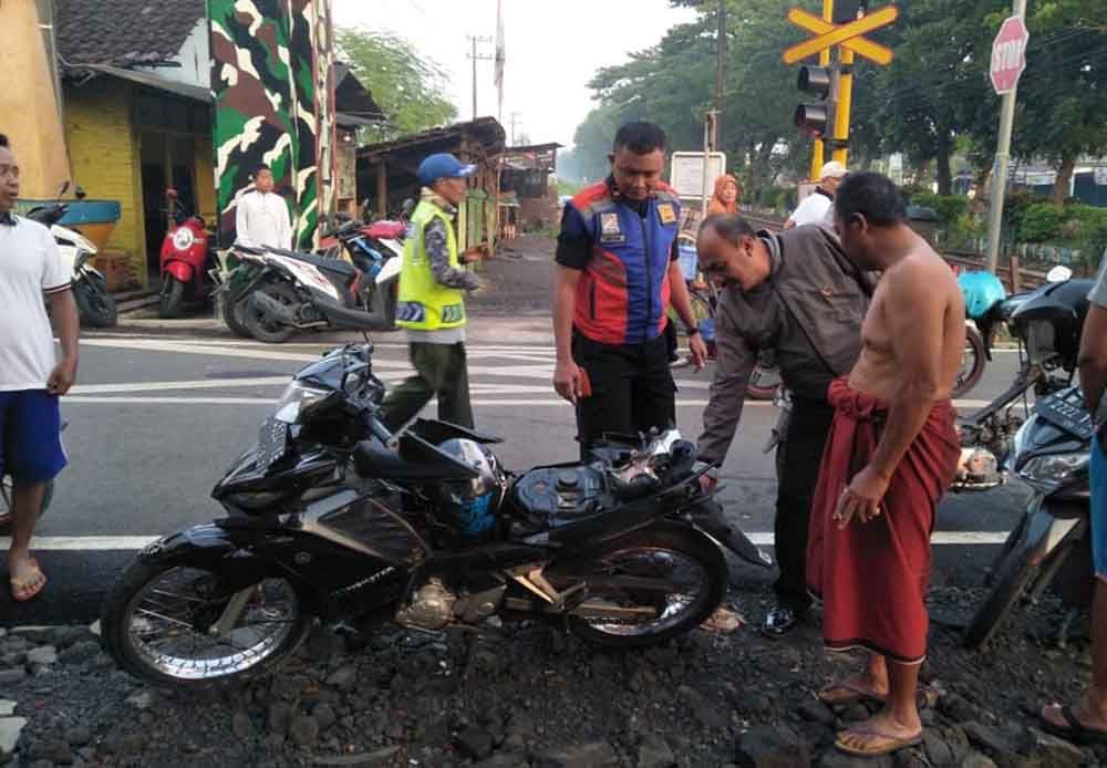 Motor korban usai ditabrak KA Probowangi