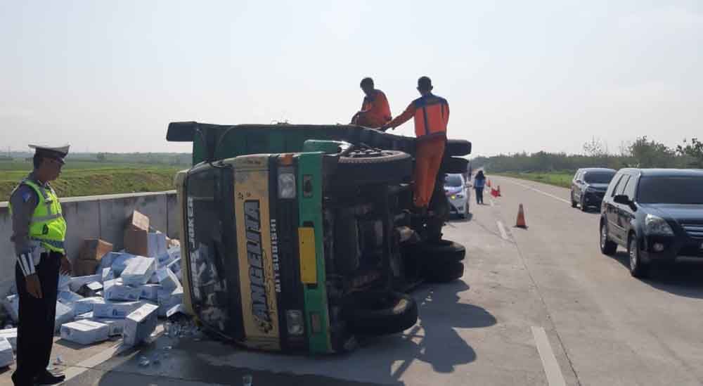 Evakuasi terhadap truk yang terguling di tol Ngawi